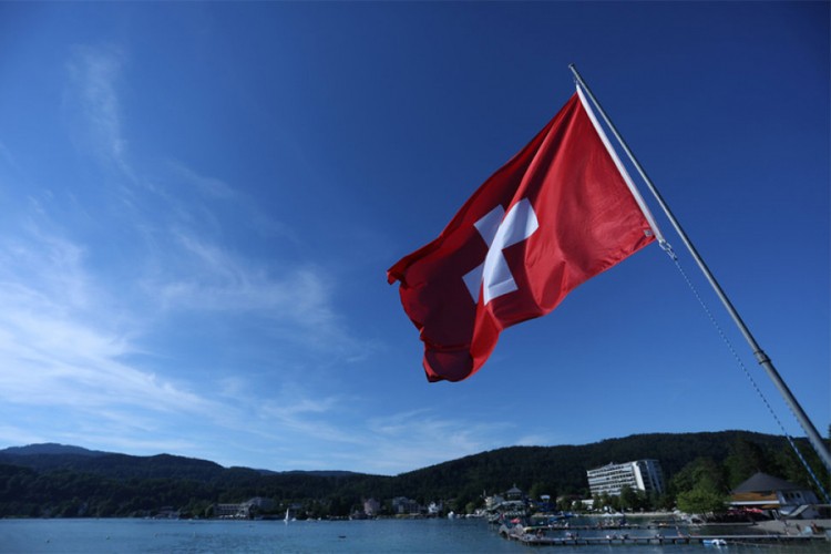 Švajcarci na referendumu prihvatili novi zakon o oružju