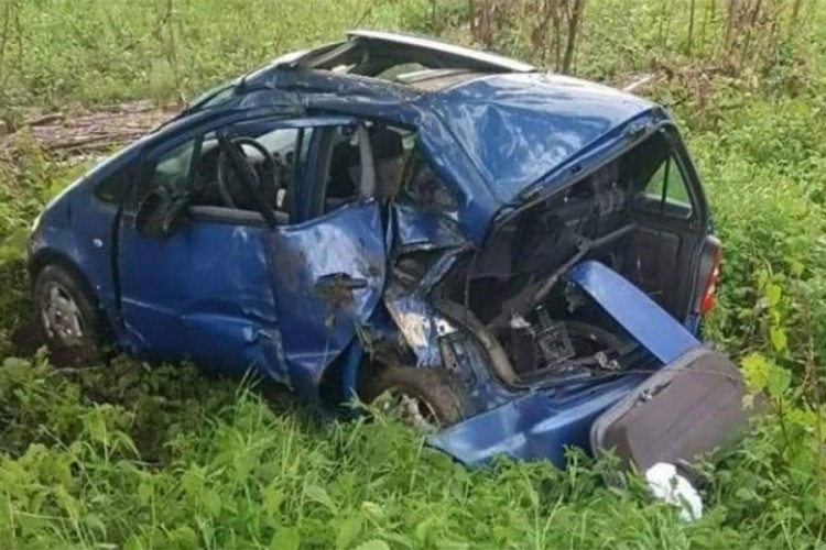 Poginuo mladić iz Teslića, vozilom udario u stub, pa u drvo