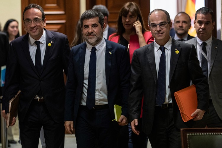 Katalonski lideri uzeli akreditive pod pratnjom policije