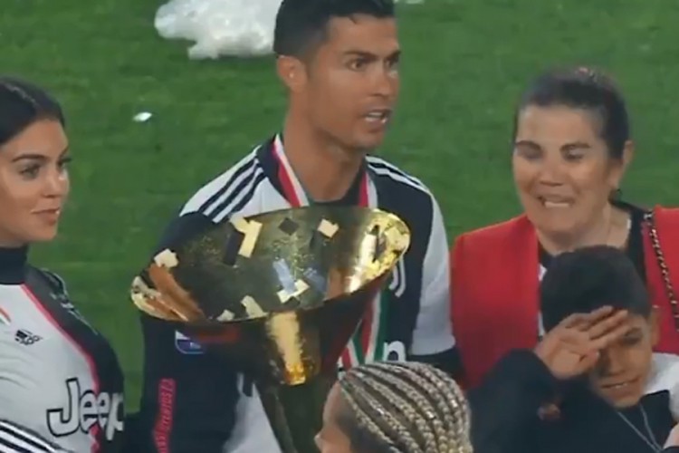 Ronaldo peharom udario sina u glavu