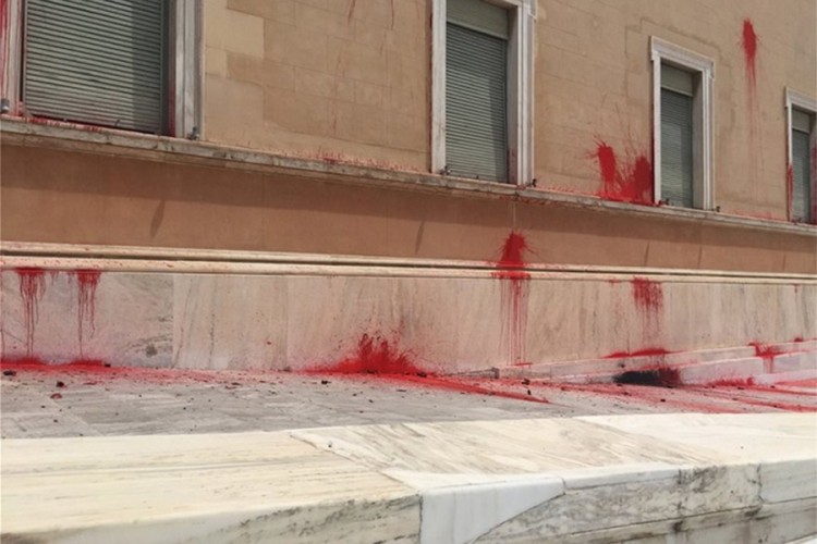 Na grčki parlament bačena crvena farba