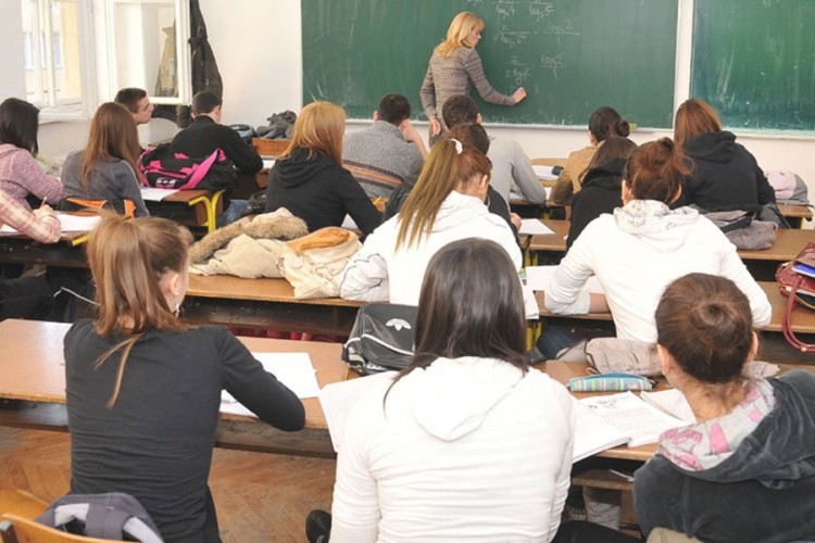 U prvi razred srednjih škola u RS planiran upis 10.550 učenika