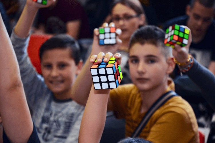 Zbog Rubikove kocke gužva u banjalučkom Domu omladine
