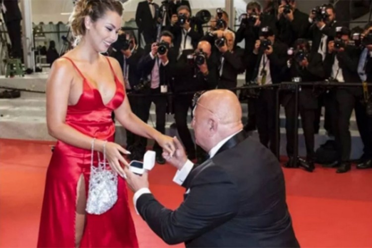 Češki tajkun zaprosio 40 godina mlađu djevojku na Kanskom festivalu
