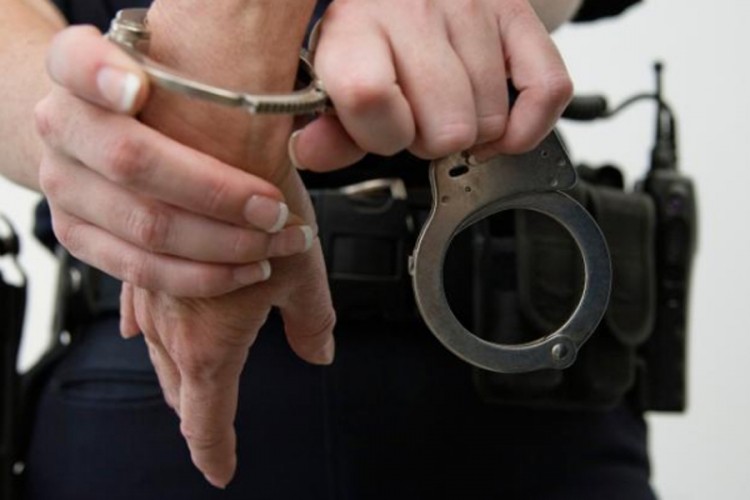 Uhapšena zbog podvođenja trinaestogodišnje kćerke