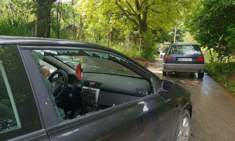 ROSU napala novinara "Prve" i polupala mu auto
