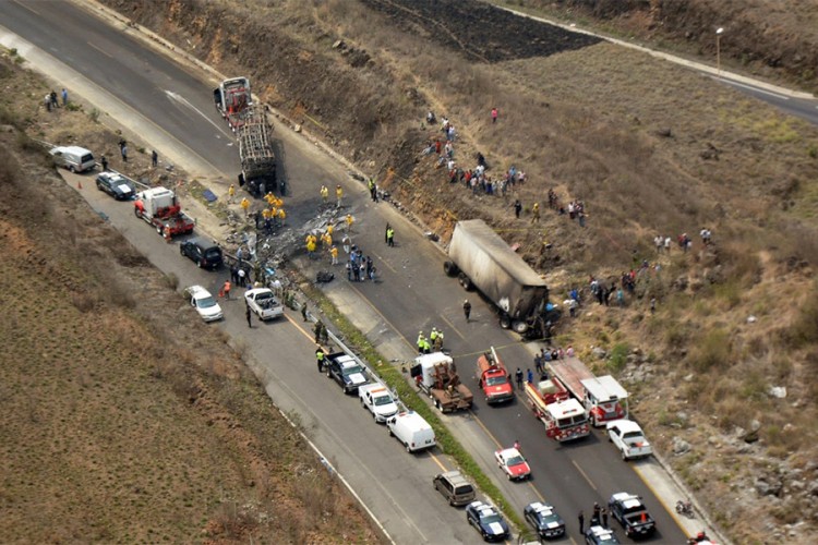 Sudar kamiona i autobusa, najmanje 21 osoba poginula