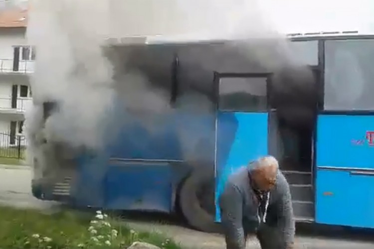 Zapalio se autobus koji je prevozio đake u Tesliću