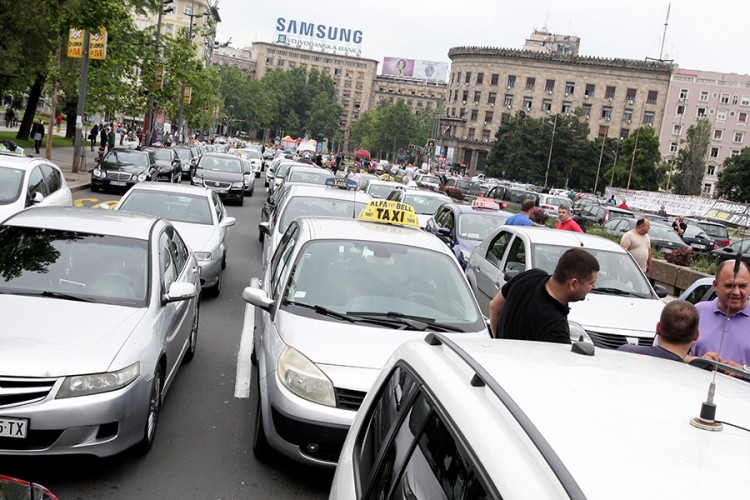 Taksisti blokirali uži centar Beograda: Ukazuju na kršenje zakona