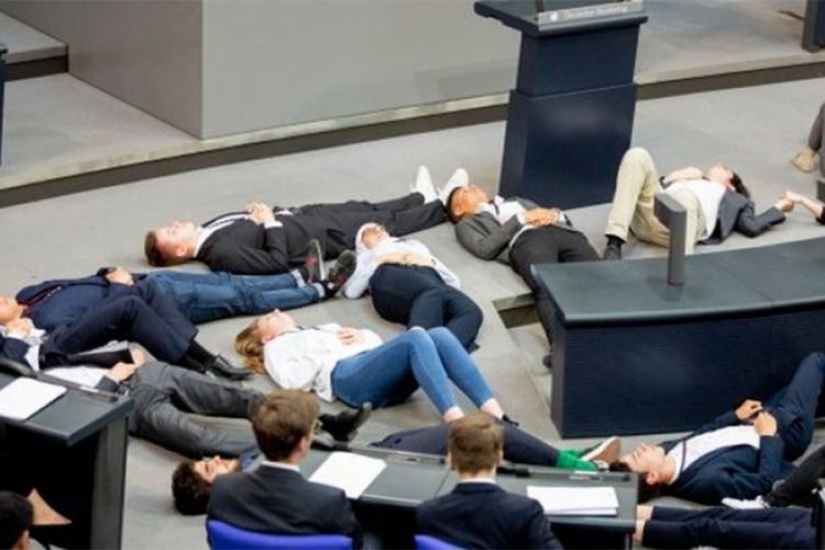 Poslanici Bundestaga legli u sali i pravili se mrtvi