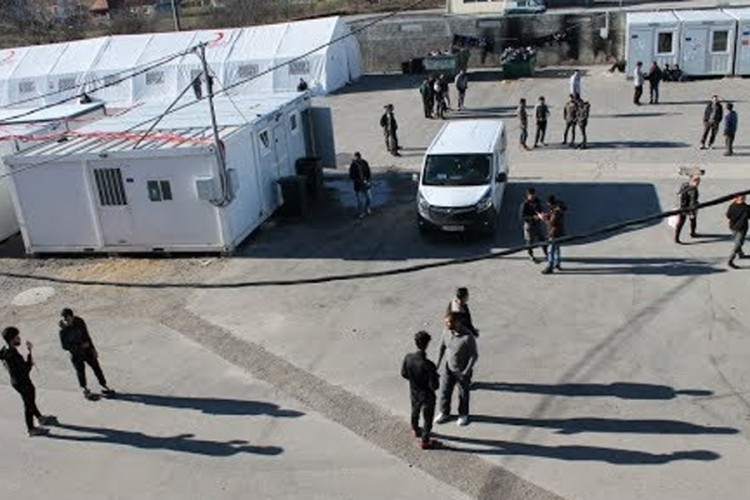 Najmanje sto migranata se tuklo u Velikoj Kladuši, povrijeđeni policajci
