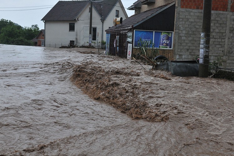 Vanredna situacija u Krupnju, poplavljeno 50 kuća