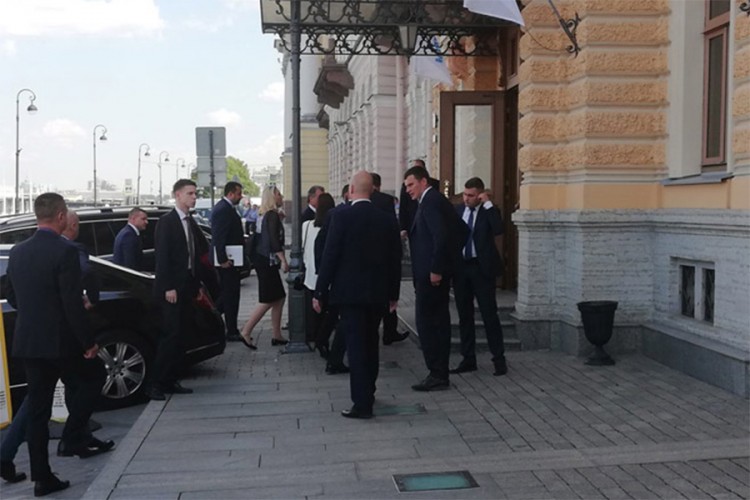 Počeo sastanak Dodika i Cvijanovićeve sa predstavnicima "Gasproma"
