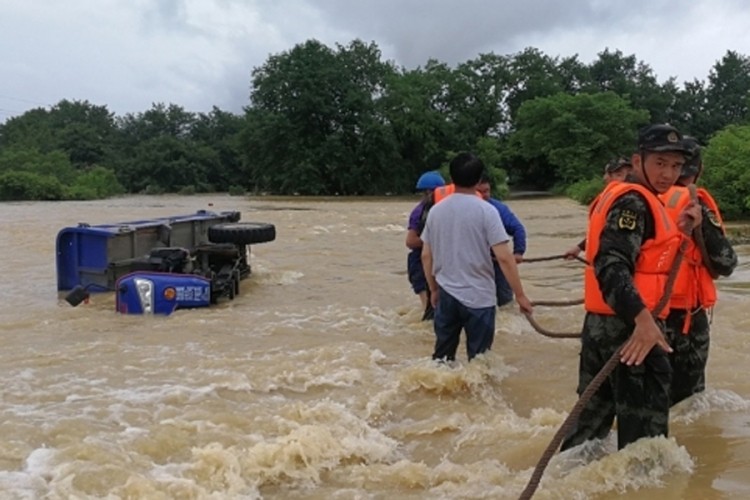 Zbog poplava u Kini evakuisano 45.000 ljudi
