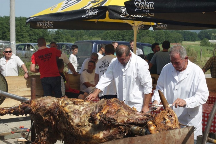 Srpčani ispekli bika teškog 680 kilograma