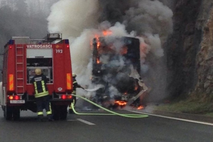 Zapalio se autobus na autoputu kod Rijeke
