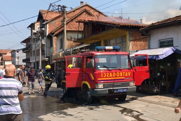Vatra zahvatila tri objekta  Novom Pazaru
