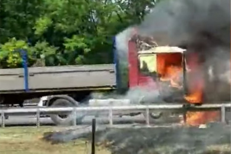 Izgorio kamion u Beogradu, vozač u posljednji čas iskočio