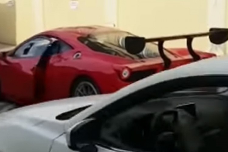 Zbog nepažnje ostao bez vrata na skupocjenom Ferrariju