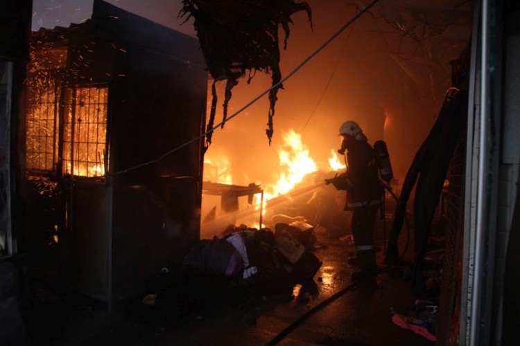 Izgorio kafić "Dionis" u Maslovarama, vatra zahvatila i okolne objekte