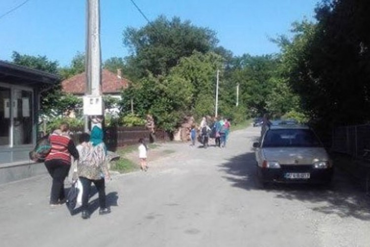 Migranti izašli iz voza u Dobrljinu, među njima ima i djece