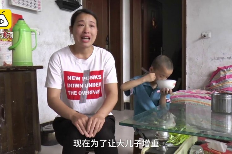 Dječak iz Kine mora se naglo udebljati da bi spasio oca
