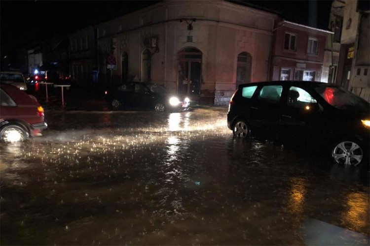 Vanredno stanje u Kostajnici: Grad "plivao" u vodi
