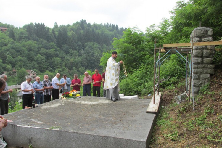 Služen parastos za žrtve ustaškog zločina u Srebrenici