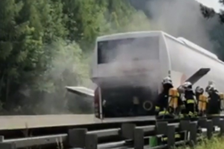 Zapalio se hrvatski autobus kod Beča