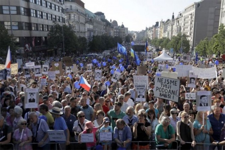 Prag na nogama: Hiljade ljudi traže ostavku premijera