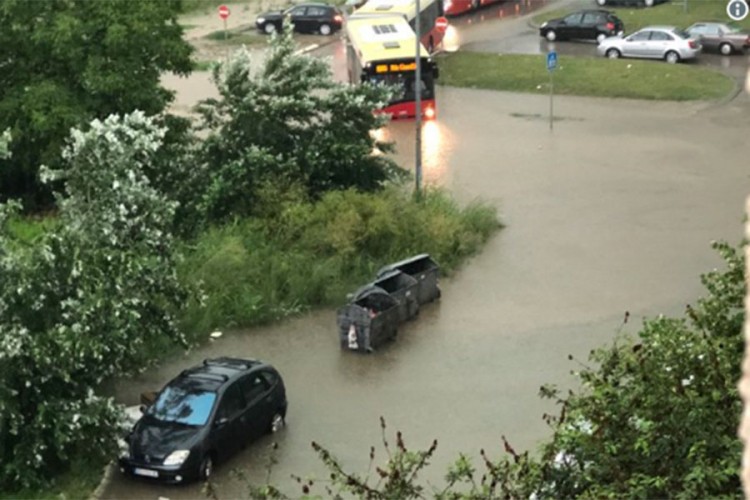 Nevrijeme prouzrokovalo poplave u Srbiji: Saobraćaj u kolapsu, proradili "gejziri"