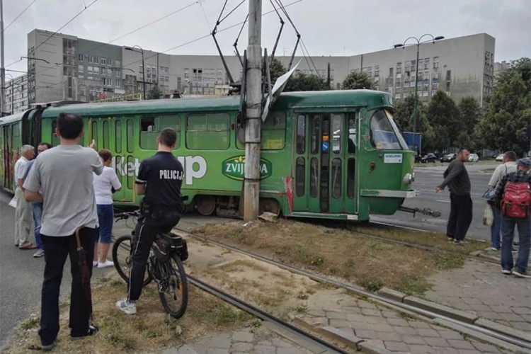 U Sarajevu tramvaj iskočio iz šina