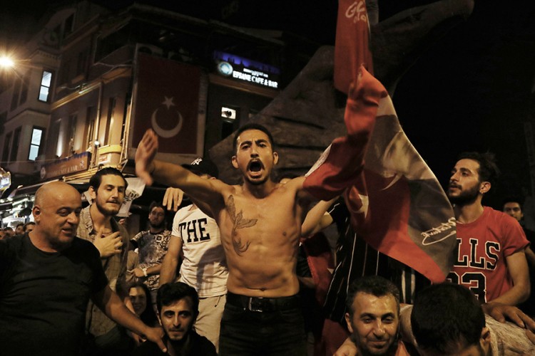 Opozicija u Istanbulu slavila uz stihove srpske pjevačice