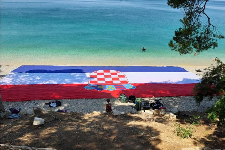 Hrvati oborili Ginisov rekord: Pod morem razvili zastavu od 200 kvadratnih metara