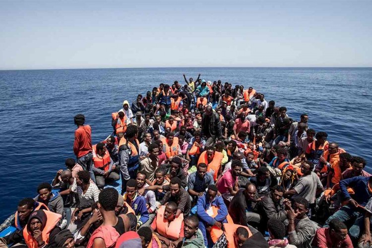Kapetan prijeti ilegalnim ulaskom broda sa migrantima u luku Lampeduza