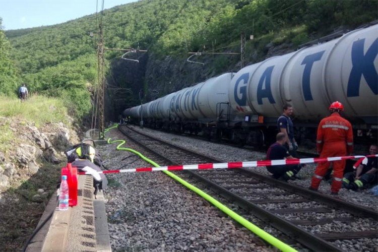 Prevrnuo se voz u Sloveniji: Iscurilo 10.000 litara kerozina, ugrožena voda