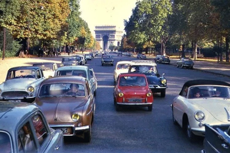 Vrućina parkirala stara auta u Parizu