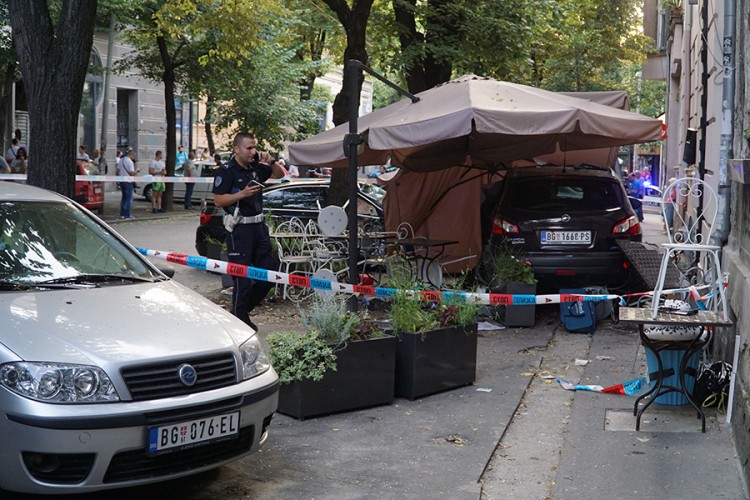 Haos u Beogradu: Automobil nakon sudara uletio u kafić