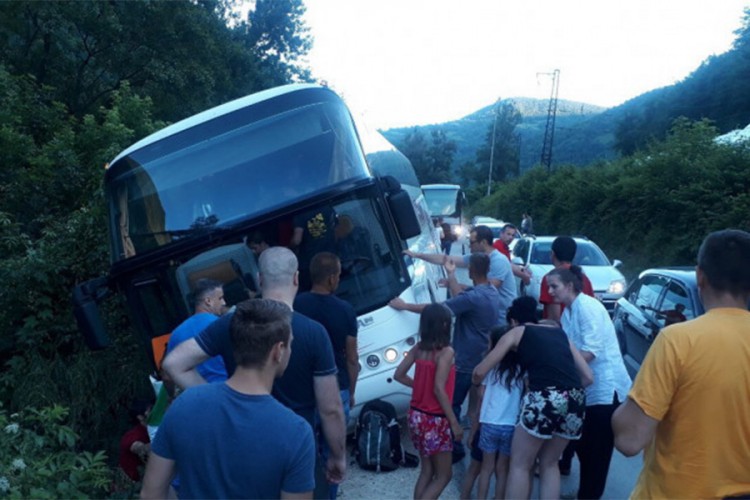Autobus s djecom umalo završio u rijeci Bosni