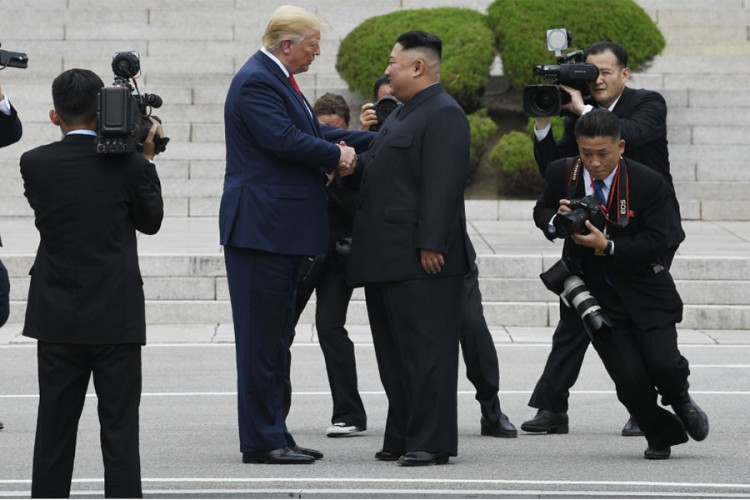 Tramp: Veliki dan za svijet; Kim oduševljen susretom