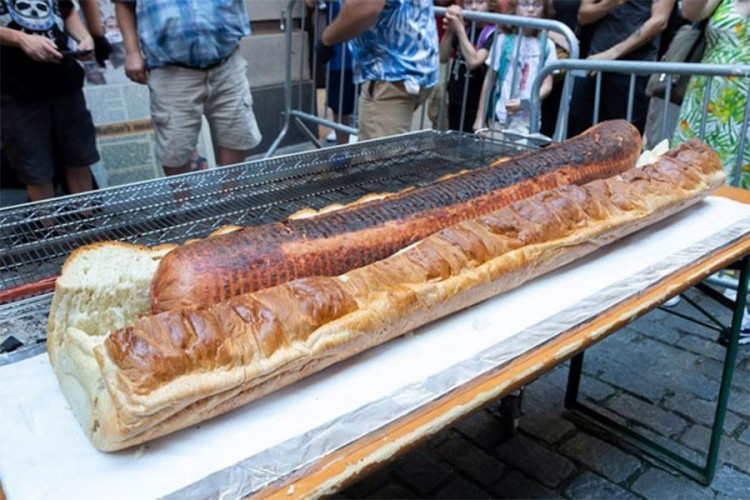 Hot dog od 30 kilograma pred Ginisovim vratima