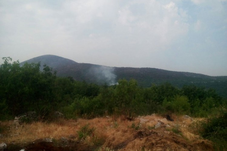 Požar između Bileće i Trebinja aktivan i dalje