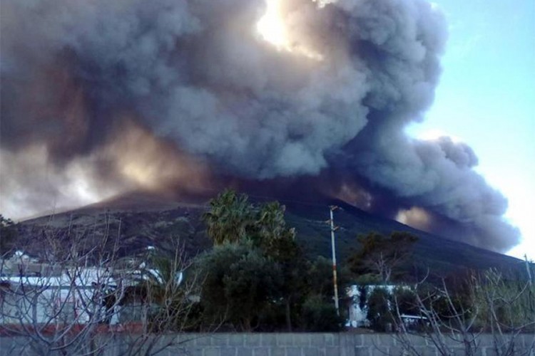 Erupcija vulkana Stromboli, turisti sa plaže bježali u more
