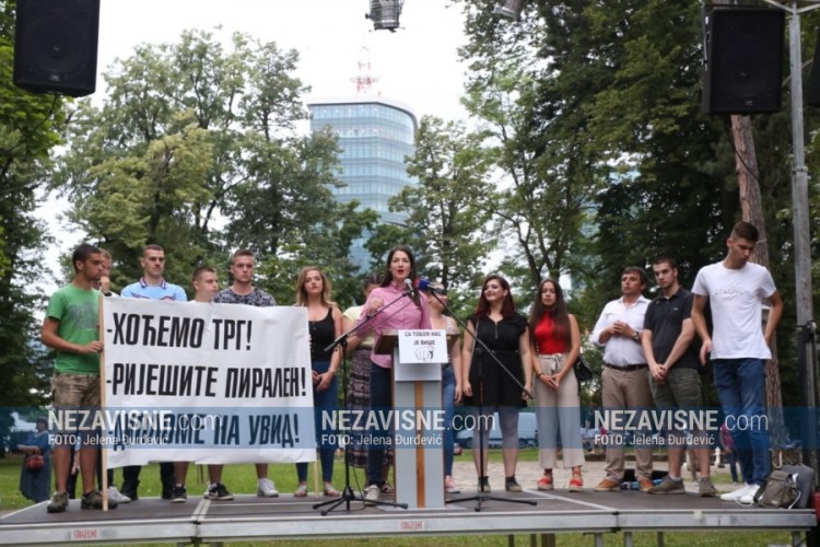 Poslanici opozicije protestvovali u banjalučkom parku "Mladen Stojanović"