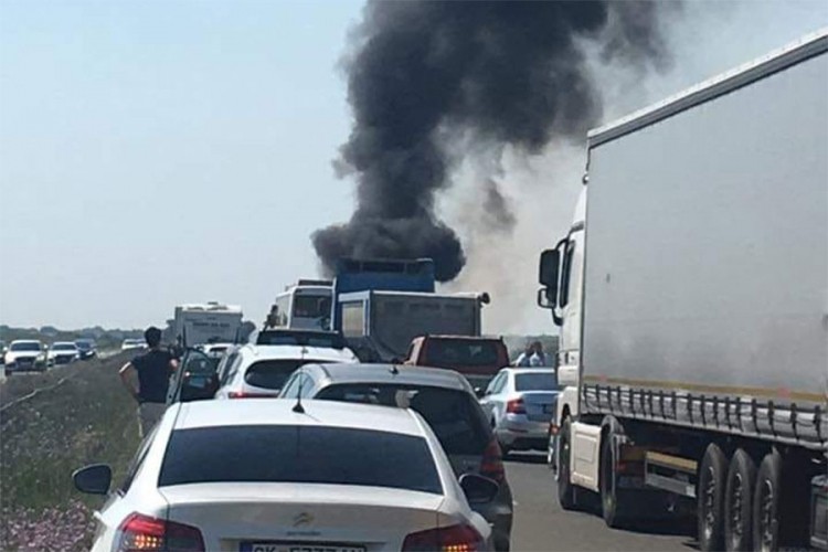Zatvoren autoput Beograd - Zagreb, zapalio se BMW