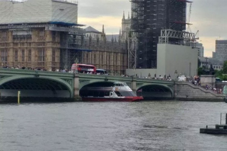 Brod prepun turista udario u Vestminsterski most