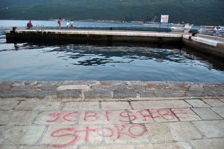 Uvredljiva poruka za Srbe na molu u Đenovićima