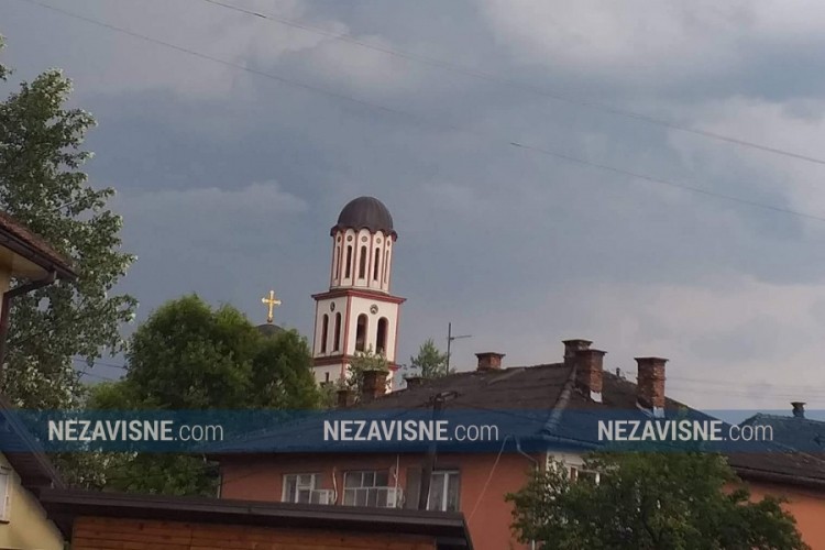 Vjetar skinuo krst sa tornja crkve u Srpcu