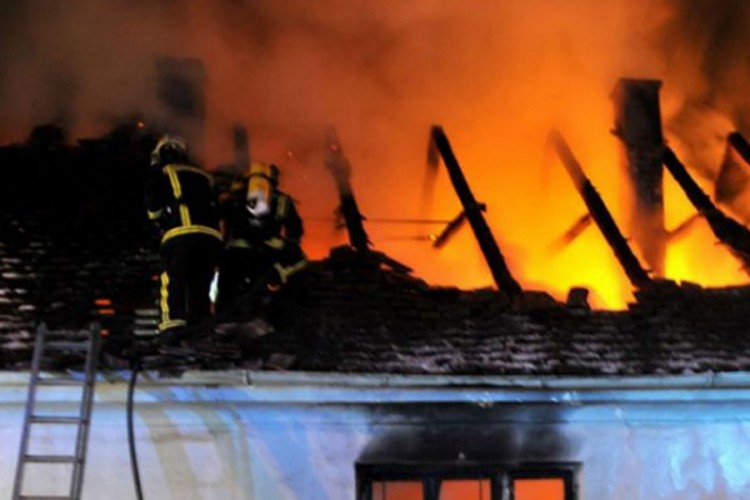 Grom zapalio krov kuće u Loparama