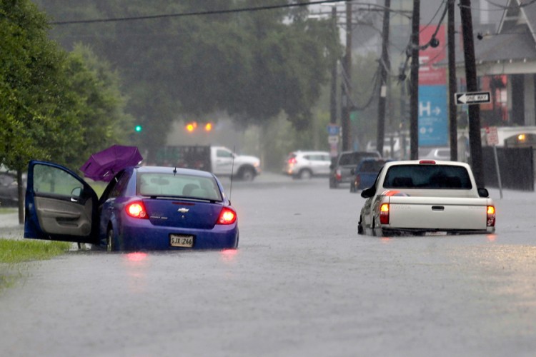 Nju Orleans paralisan, voda ulicama nosila automobile